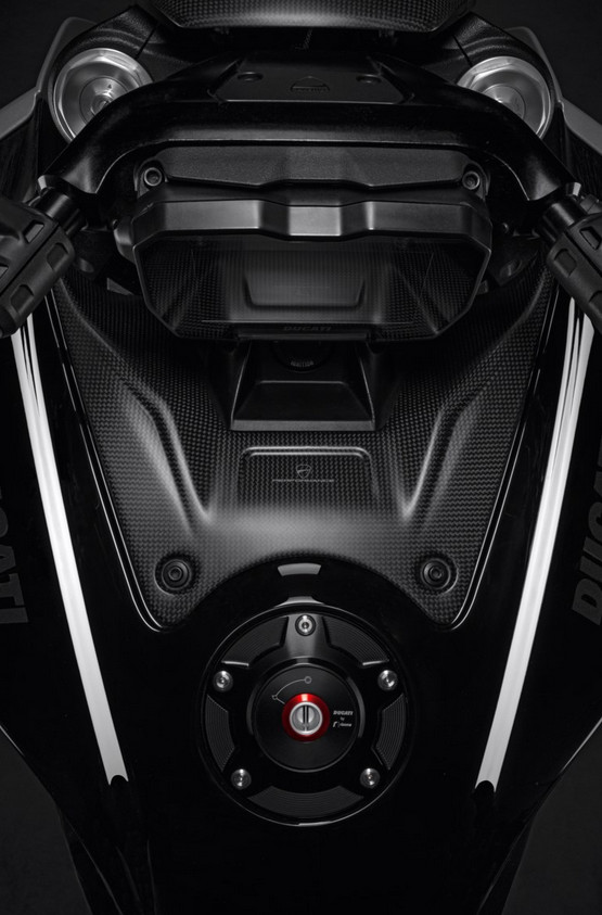 TAPA DEPÓSITO CARBONO DUCATI DIAVEL V4 - Imagen 2
