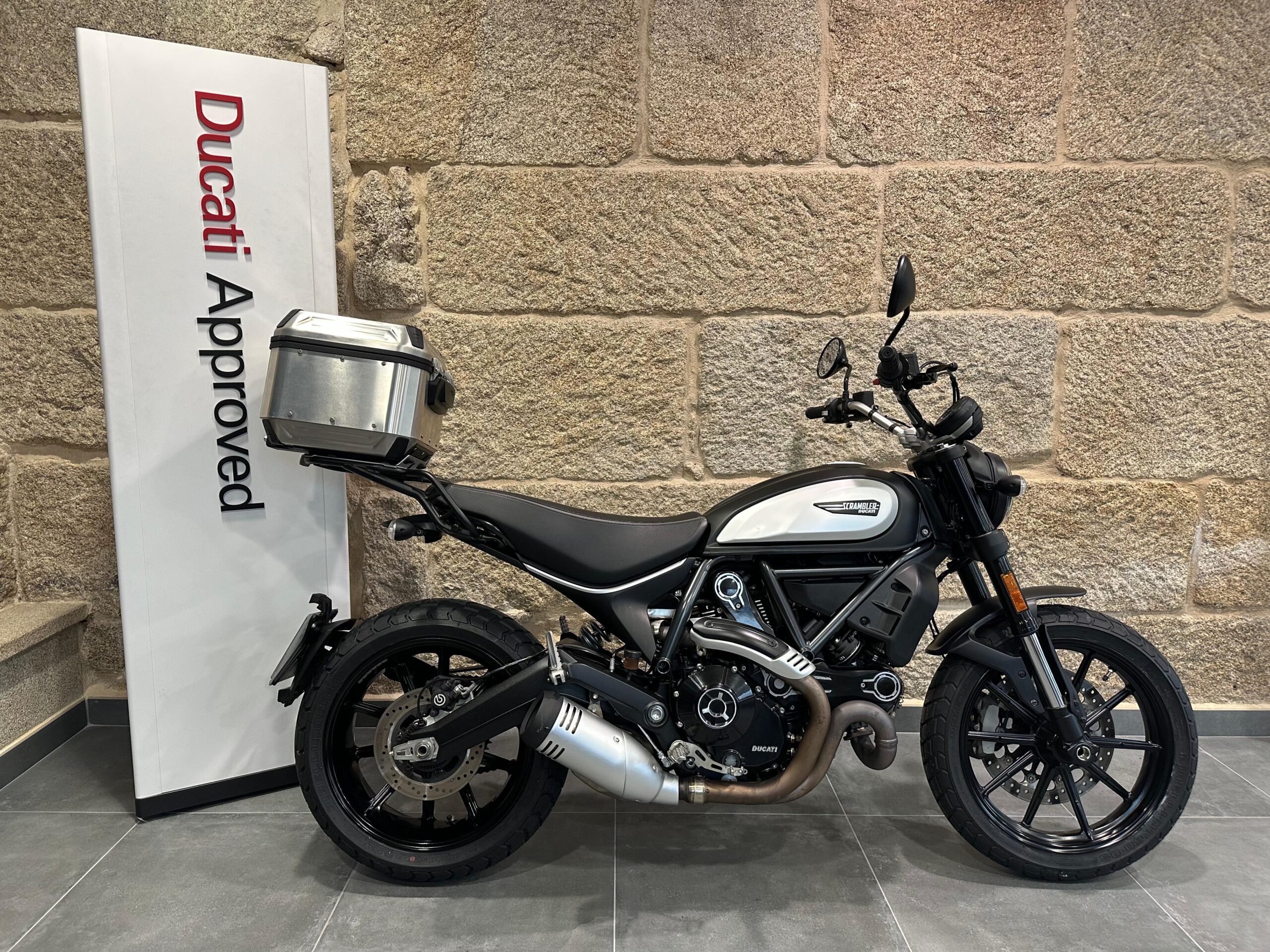 DUCATI SCRAMBLER 800 ICON DARK A2